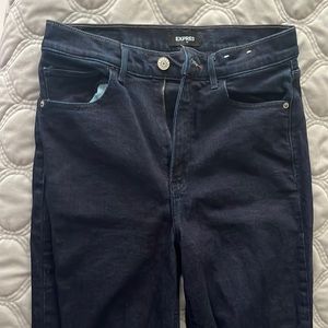 Express cropped straight hi rise jeans size 8. Dark wash